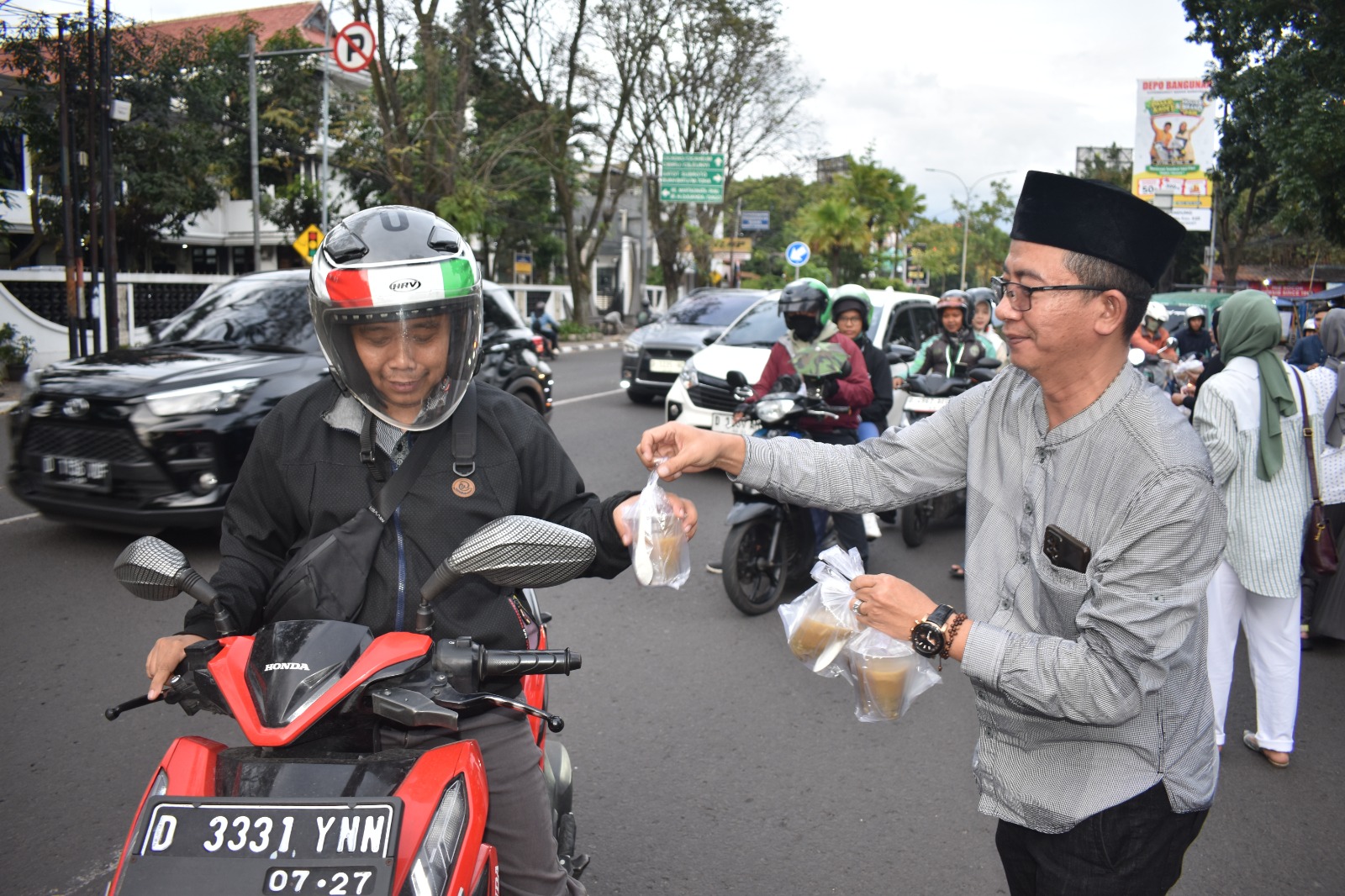 Hari ke-16 Ramadan, Pokja PWI Kota Bandung Turun ke Jalan Bagikan Takjil