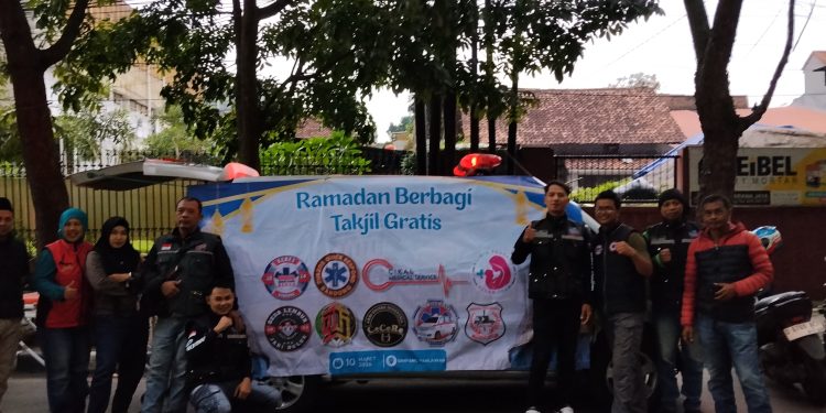 Puluhan Relawan Turun ke Jalan, 300 Paket Bantuan Dibagikan di Simpang Pahlawan Bandung