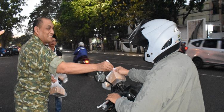 Berbagi di Bulan Suci, PWI Bandung dan Dandim 0618 Tebar Kebaikan untuk Pengendara