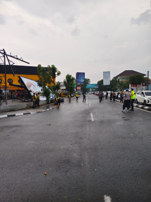 Tim Gabungan Bergerak Cepat Menangani Sejumlah Kejadian Darurat Berupa Reklame Roboh dan Pohon Tumbang