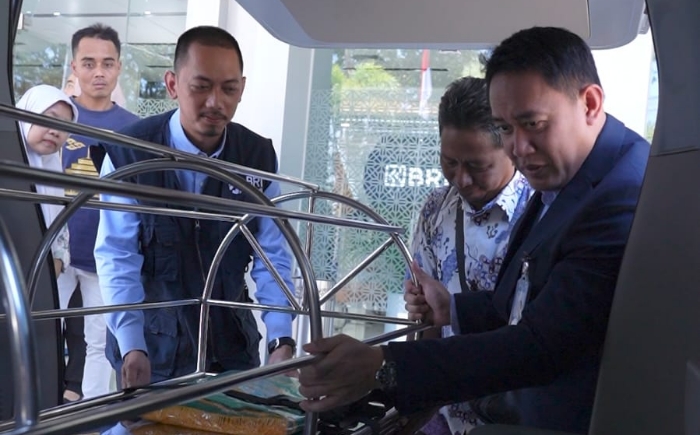 Peduli Kemanusiaan, BRI Cirebon Gunung Jati Serahkan Mobil Jenazah untuk Warga Argasunya