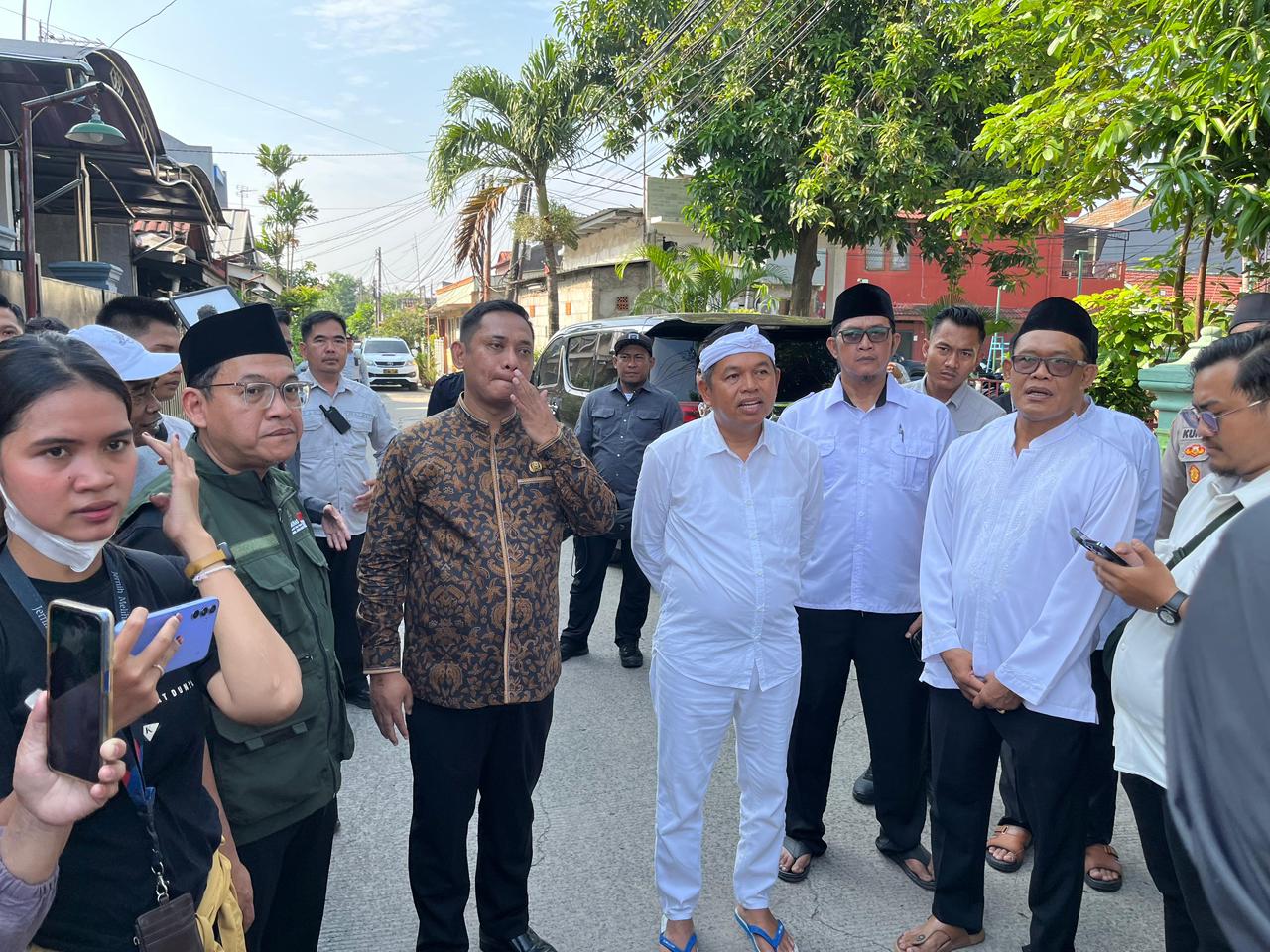 BAZNAS Jabar Dampingi Dedi Mulyadi Salurkan Santunan Korban Kecelakaan KRL dan KA Argo Bromo di Bekasi