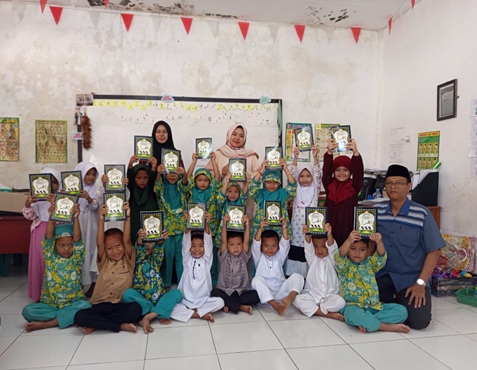 CFA Bagikan Iqro untuk Tekan Buta Aksara Alquran di Sukabumi