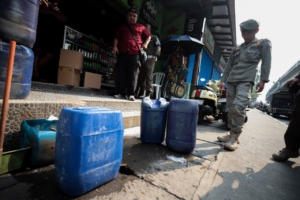 Satpol PP Bergerak, Empat Kios Miras Ilegal di Bandung Disegel