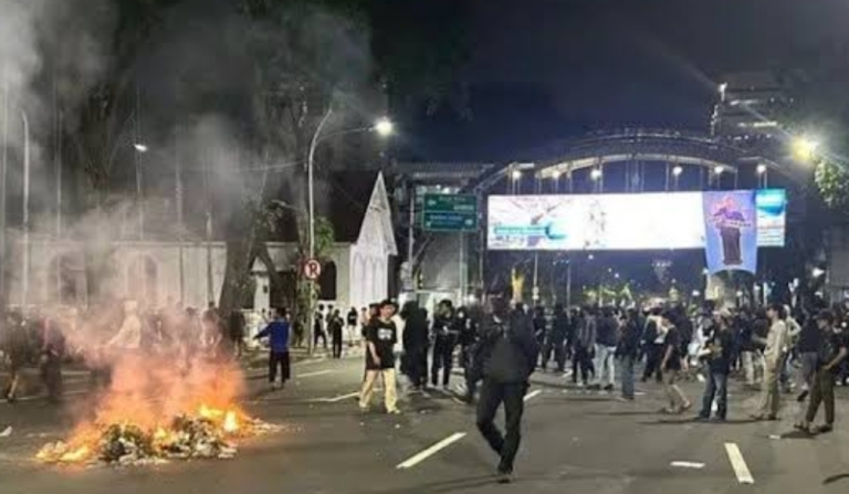 Demo Massa di Depan Grahadi Surabaya Memanas, Polisi Siaga Penuh Antisipasi Kerusuhan Susulan