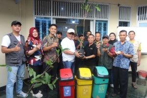 Asep Robin Salurkan Bantuan Pengelolaan Sampah dan Ketahanan Pangan di Karang Pamulang