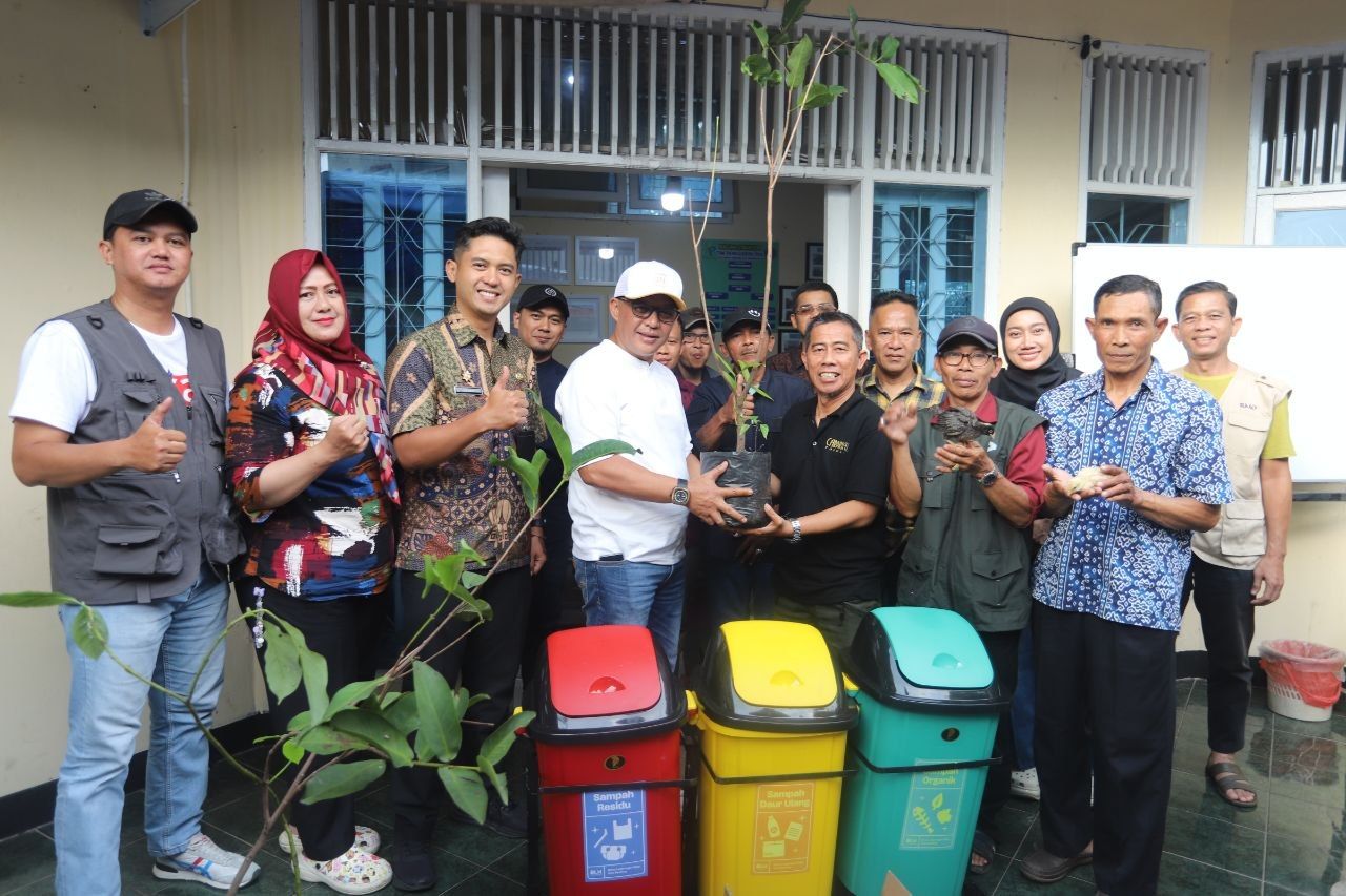 Asep Robin Salurkan Bantuan Pengelolaan Sampah dan Ketahanan Pangan di Karang Pamulang