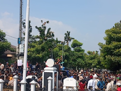 Ratusan RT/RW Geruduk Balai Kota, Tagih Janji Wali Kota