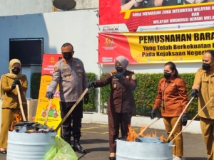 Kejari Kota Sukabumi Musnahkan 112 Ribu Obat Terlarang dan Ratusan Gram Narkoba dari 85 Perkara Inkracht