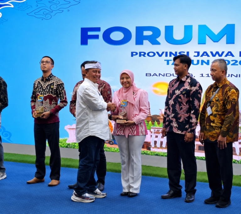 Program Berkelanjutan Berbuah Prestasi, Solusi Bangun Indonesia Masuk Tiga Besar Forum CSR Jabar 2026