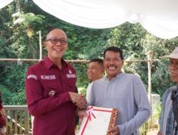 Pemkot Sukabumi Serahkan 61 Sertifikat Tanah, Percepat Penataan Kawasan Kumuh Cipelang
