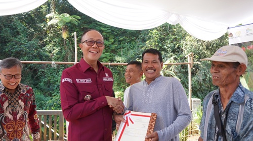 Pemkot Sukabumi Serahkan 61 Sertifikat Tanah, Percepat Penataan Kawasan Kumuh Cipelang