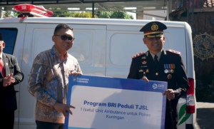 BRI Kuningan Dukung Pelayanan Kesehatan Masyarakat Lewat Bantuan Ambulans untuk Polres