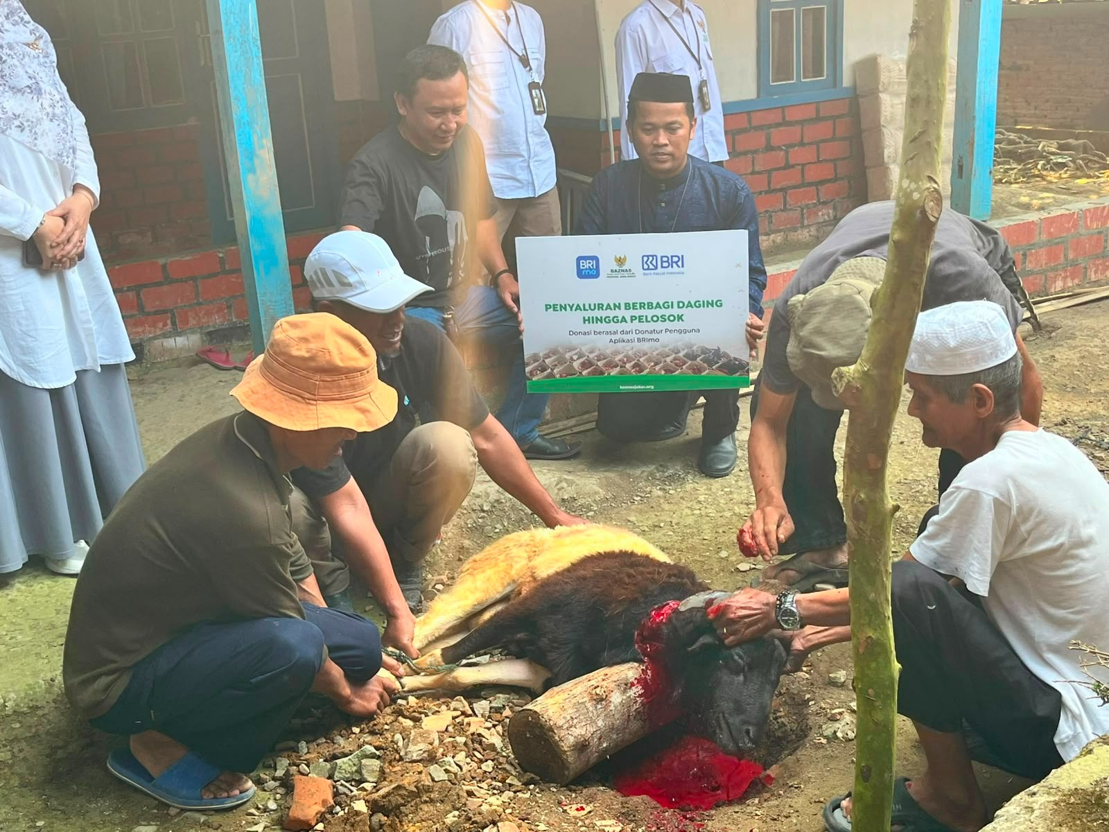 Melalui Zakat Pengguna BRImo, BAZNAS Jabar Salurkan Bantuan Daging untuk Masyarakat Desa Ciririp