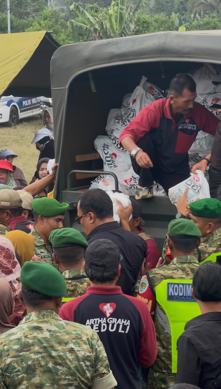 Pangdam Siliwangi, Media Jenderal Santri, dan Artha Graha Peduli Salurkan 3.000 Paket Sembako di Cianjur